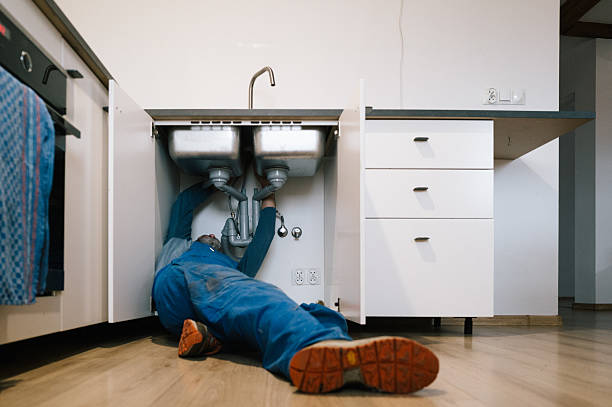 Professional Emergency Plumber technician working in Covington, LA
